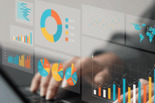 Farbiges Buchhaltungsdashboard als Overlay vor ein Bild mit Laptop und Händen