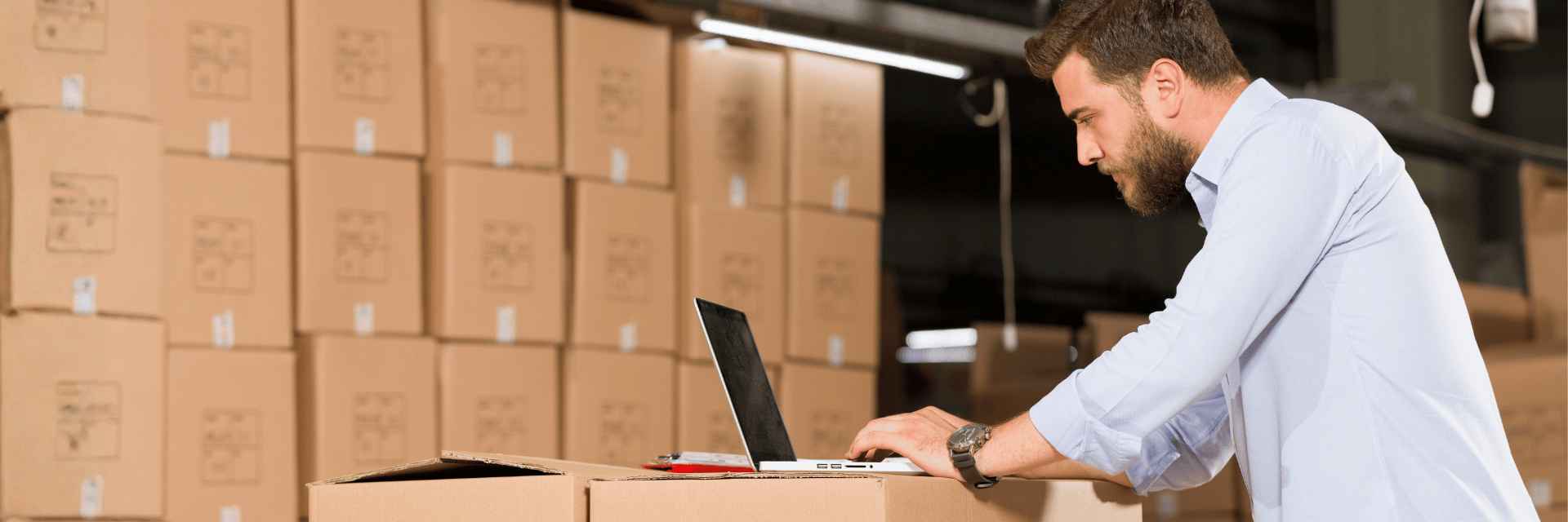 Digitale Inventur spart Zeit: Mitarbeiter im Lager am Laptop.