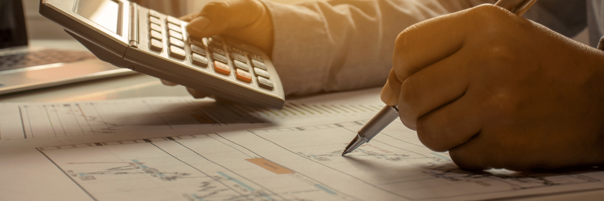 Person mit Taschenrechner und Stift, dekorativer Zweck