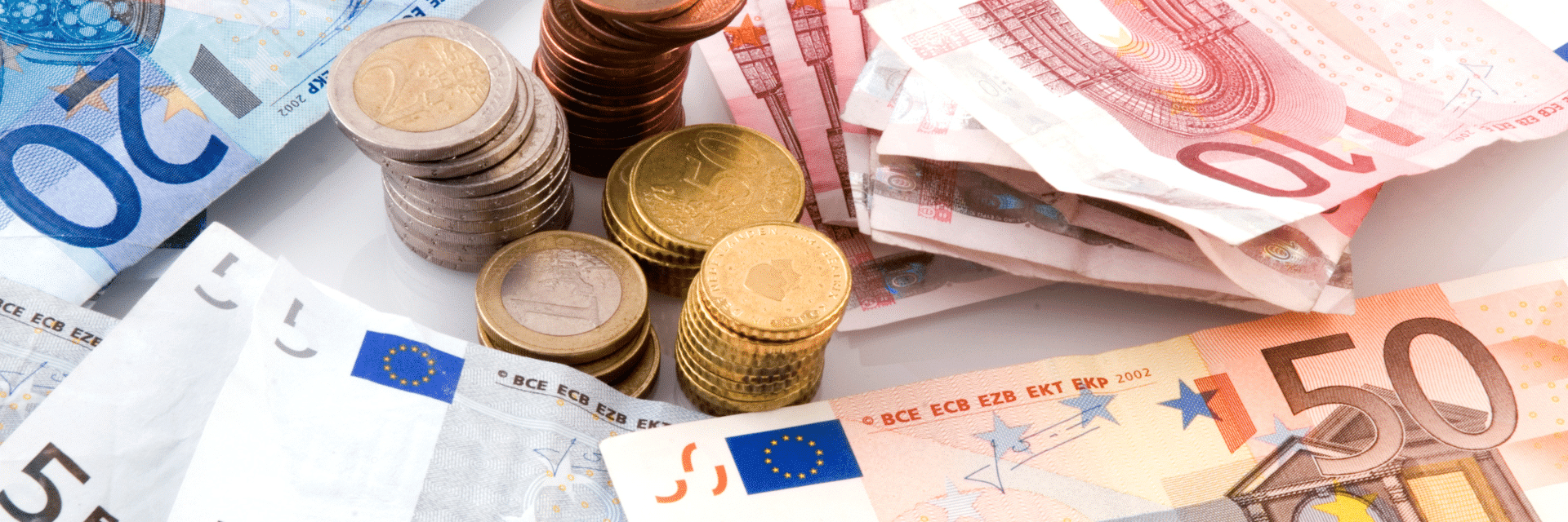 Tisch mit Euro-Scheinen und Münzen, for decorative purposes