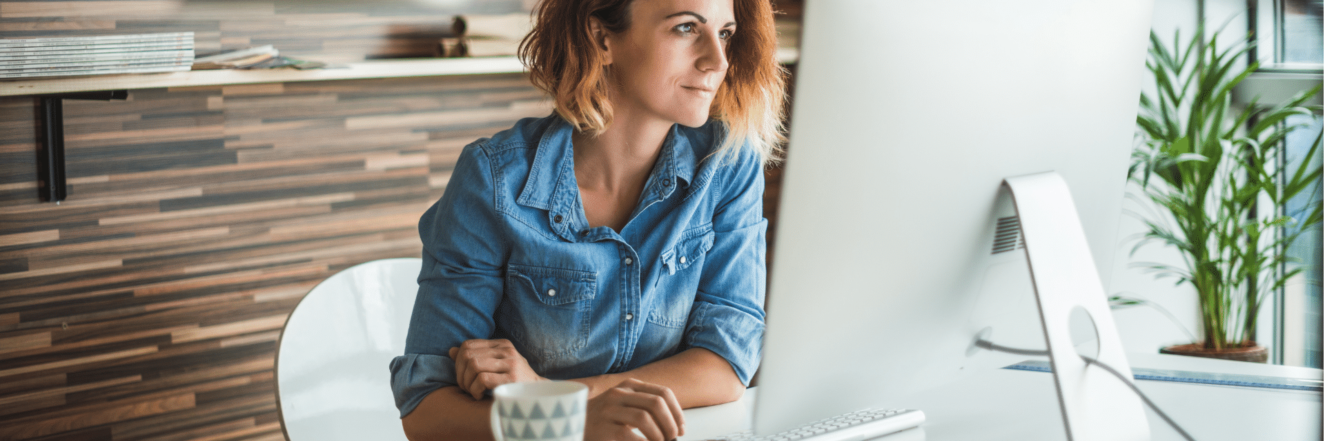 Frau sitzt vor einem Laptop