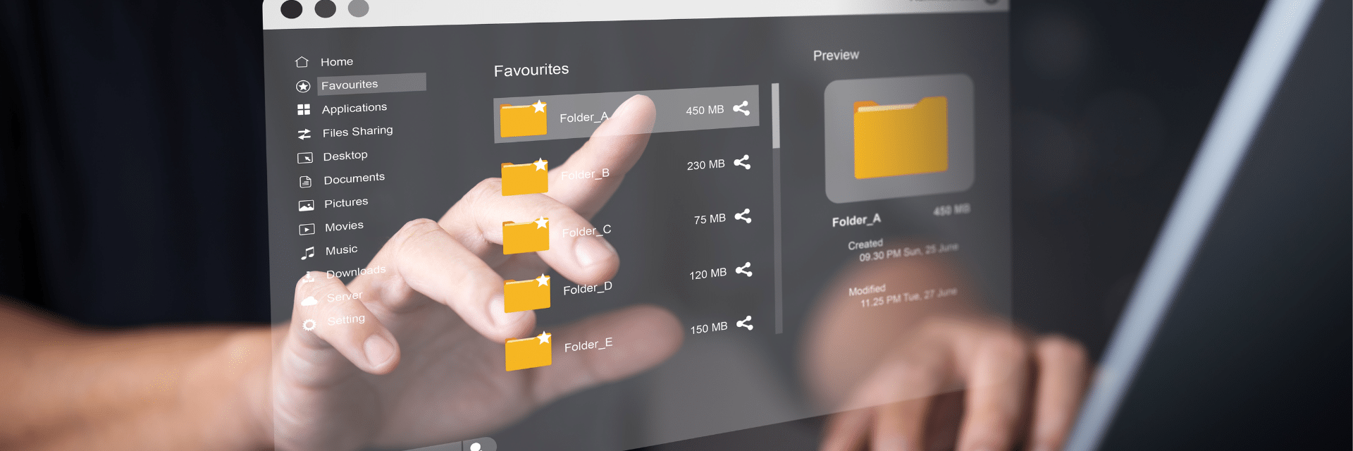 ERP für den Mittelstand, Hände tippen und wählen ein Dokument am Computer aus