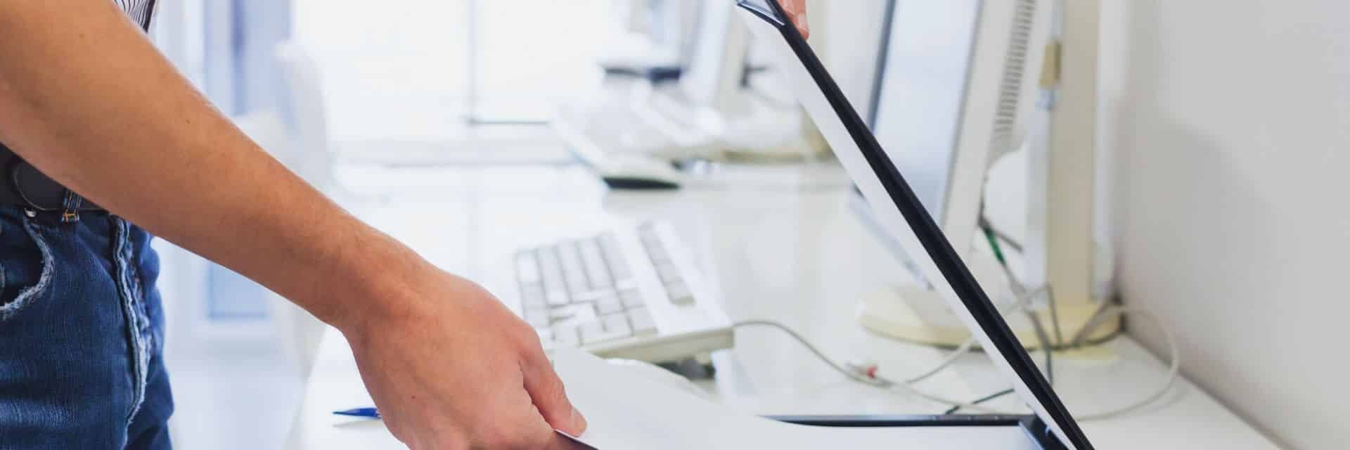 Mensch, der ein Dokument einscannt (Image used as part of page design)