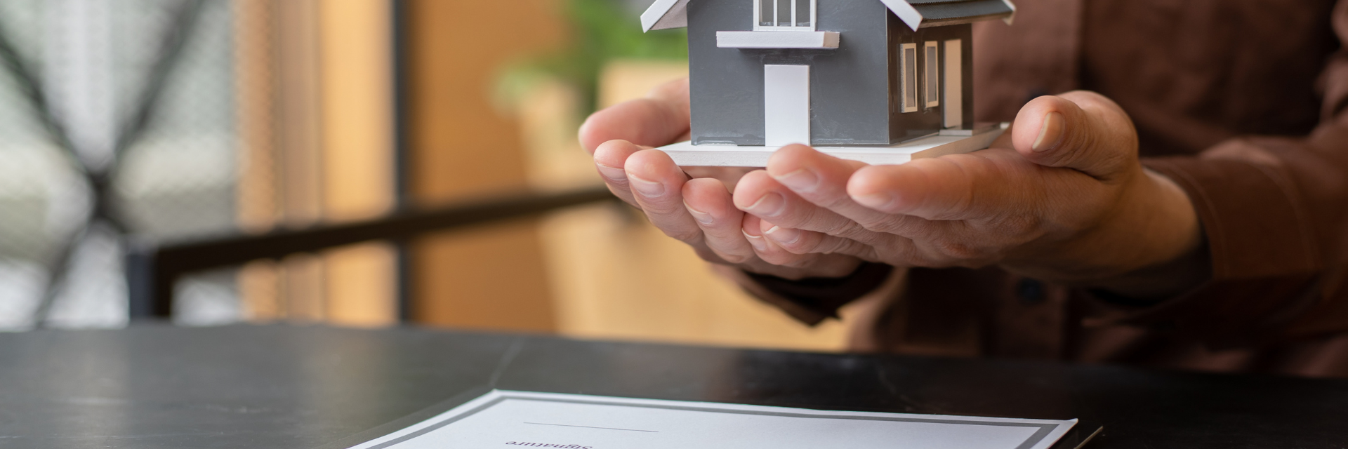 anlagevermögen, person, mit kleinem haus in den händen, decorative purpose