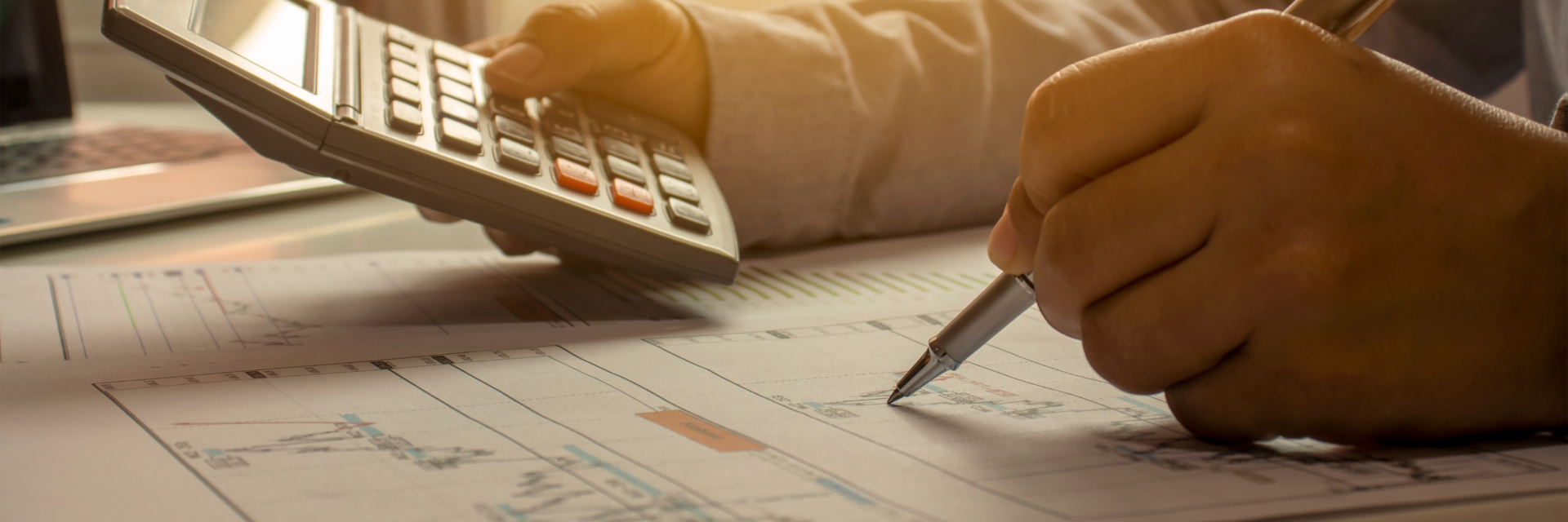 Person mit Taschenrechner und Stift, dekorativer Zweck