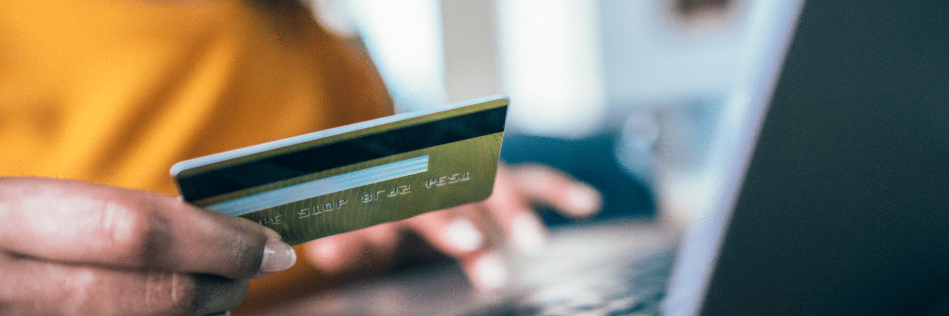 Zahlungstoleranzen Beitragsbild - frau mit Kreditkarte am Laptop