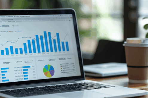 Auf dem Laptop ist ein Dashboard zu sehen, dass von einer Business Software geliefert wird.